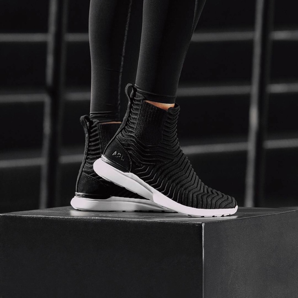 NEW APL TechLoom Chelsea Boots in Black - fits 5.5